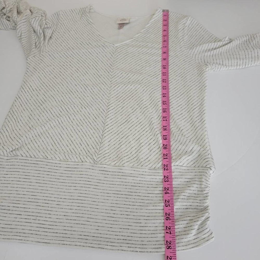 Knox Rose Cream V-Neck Top - Picture 10 of 11
